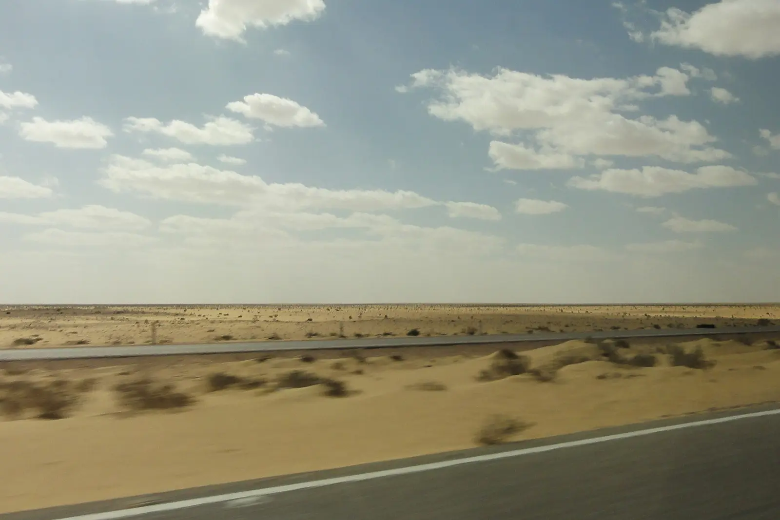صورة حقيقية لطريق وادي النطرون العلمين في نطاق محافظة الإسكندرية